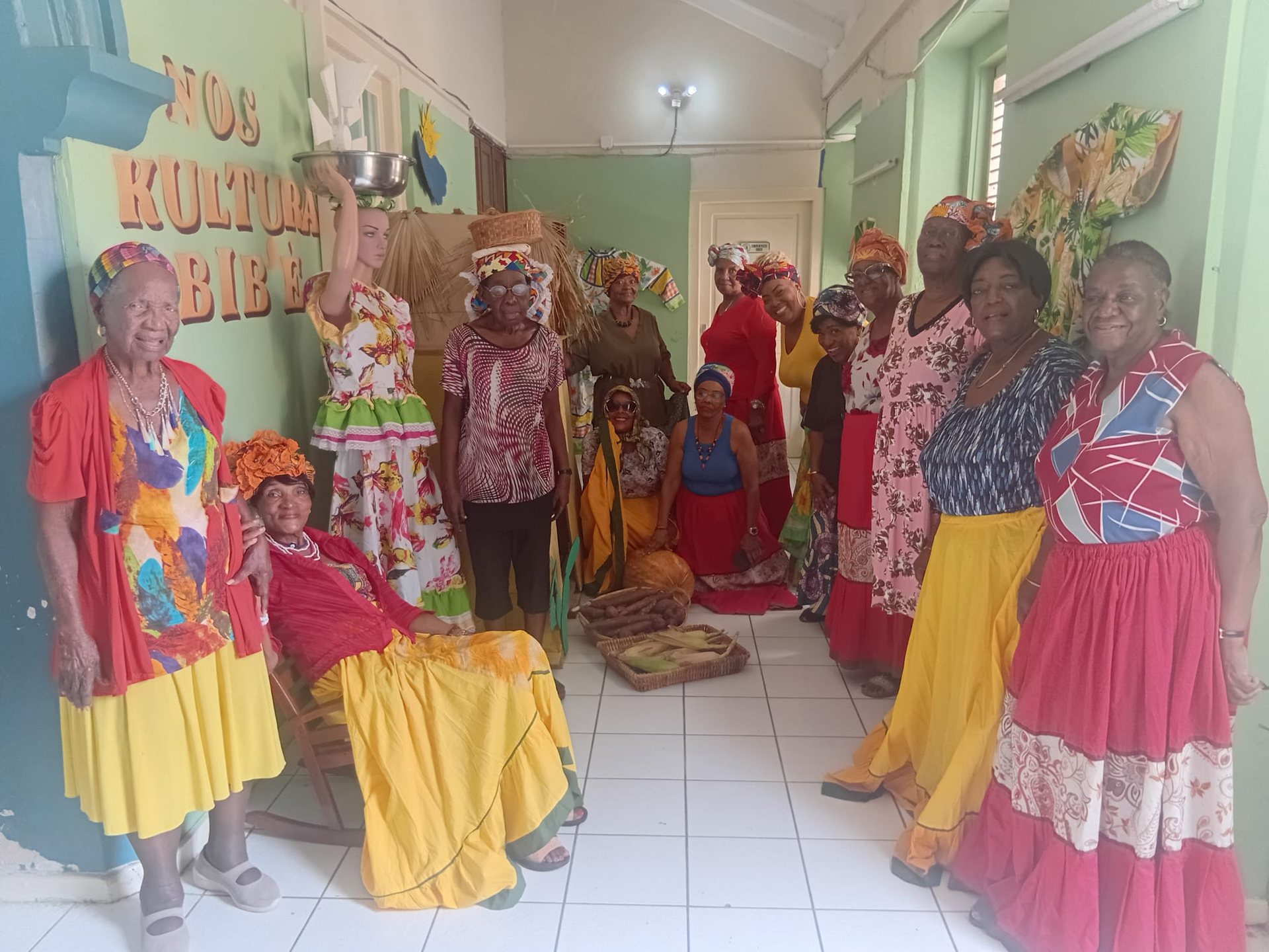 Deelnemers in traditionele Curaçaose klederdracht tijdens Siman di Kultura