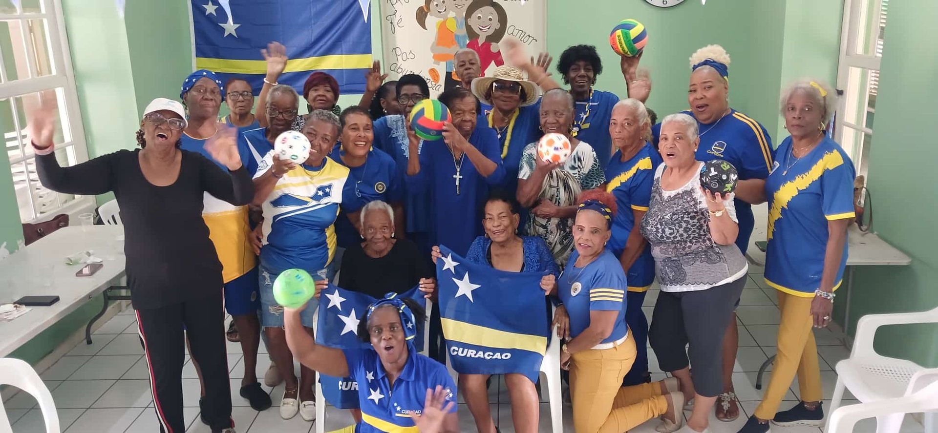 Groep met Curaçaose vlaggen en ballonnen tijdens een viering