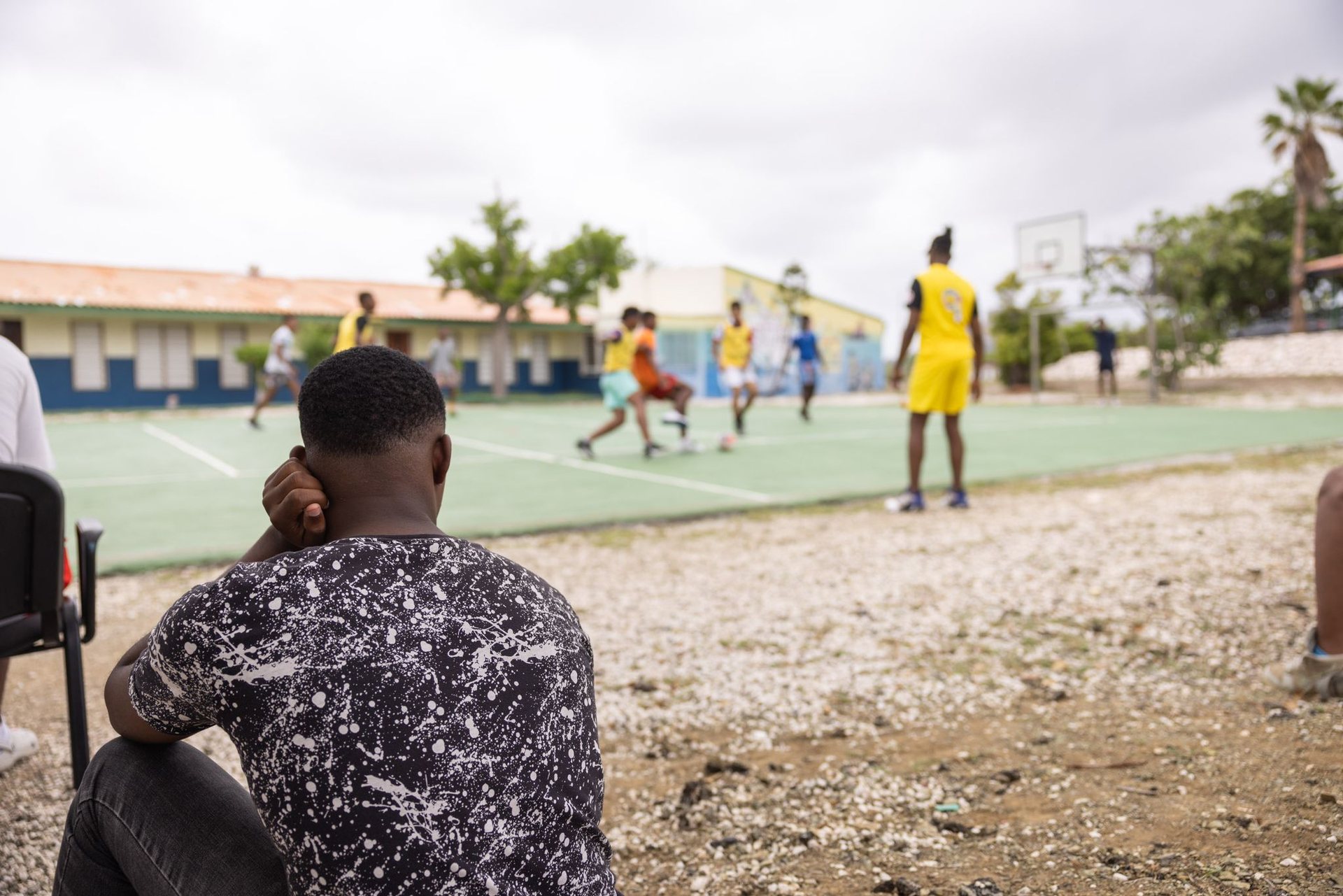 Jongeren voetballen op een sportveld bij de school
