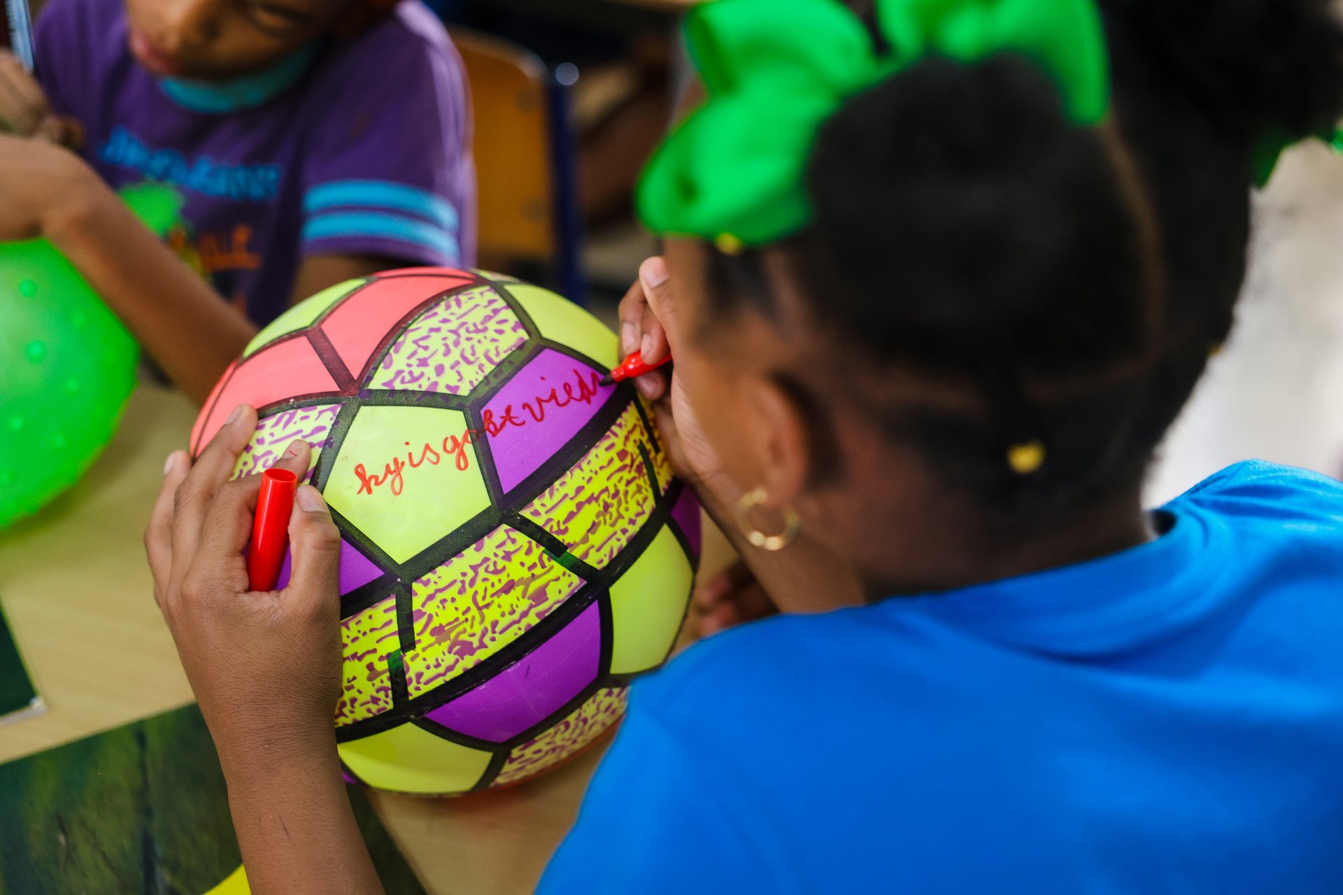 Kinderen spelen van dichtbij met een gekleurde bal
