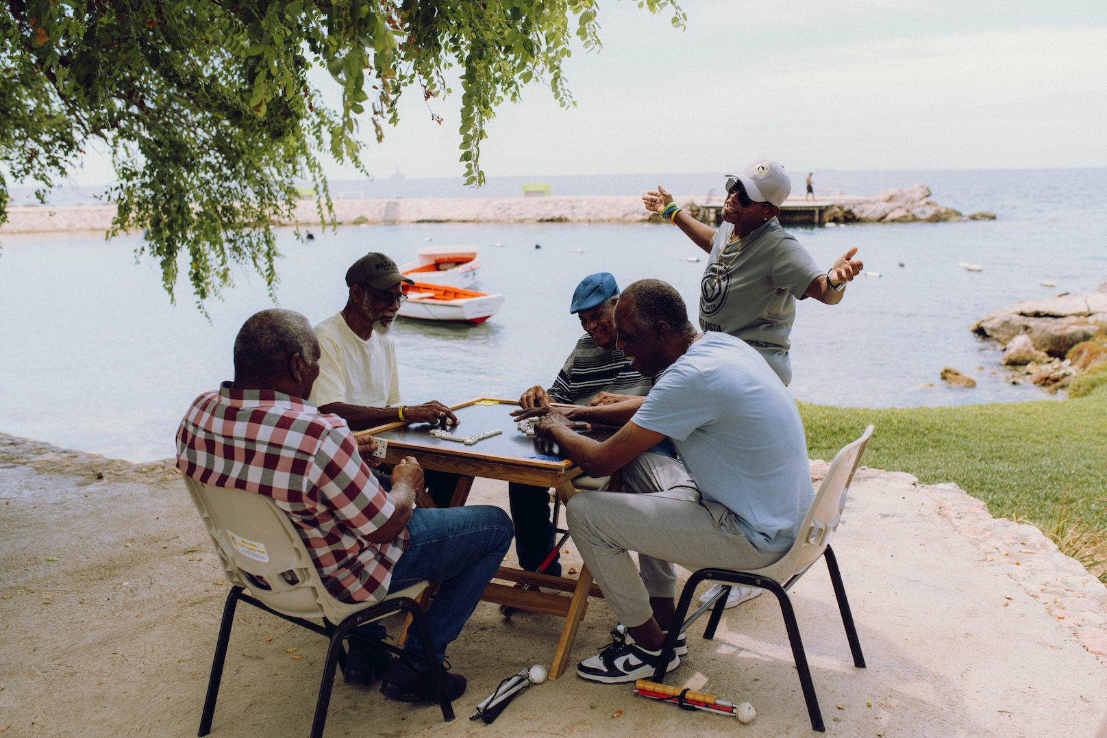 Mannen werken aan tafels aan de kust tijdens een buitenprogramma