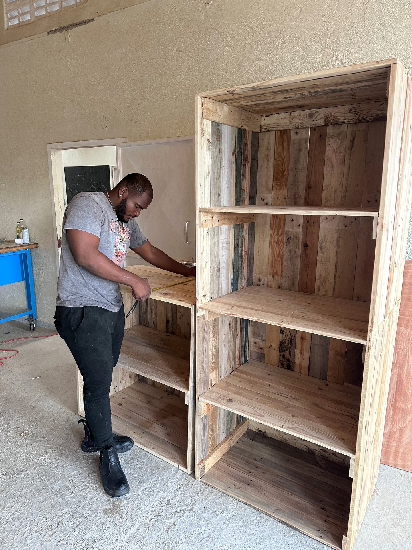 Vrijwilliger bouwt een houten kast tijdens een verbouwing